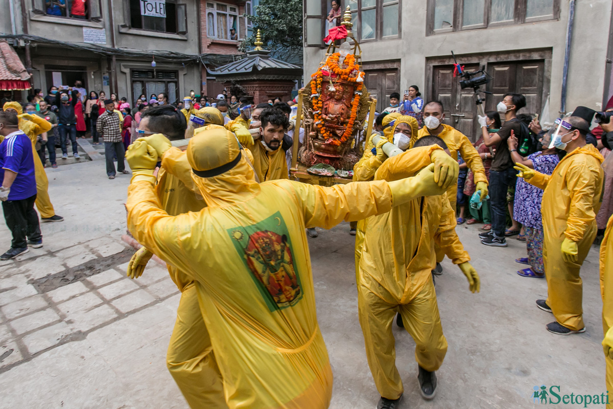 कोरोना महामारीका कारण पिपिई लगाएर मनाइयो पचली भैरवको 'न्यू नर्मल' जात्रा। तस्बिर: सेतोपाटी